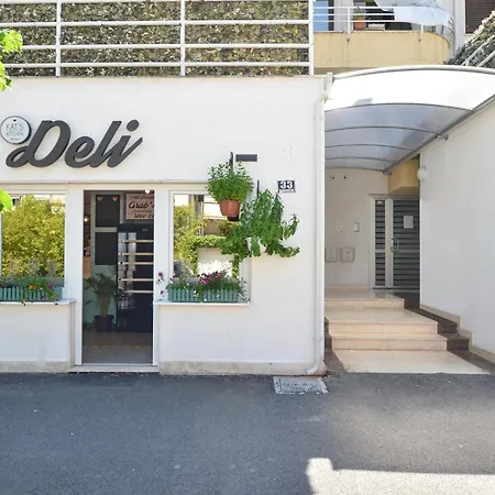 Apartment Artsy Hideaway Near Old Town & With Fast Wifi